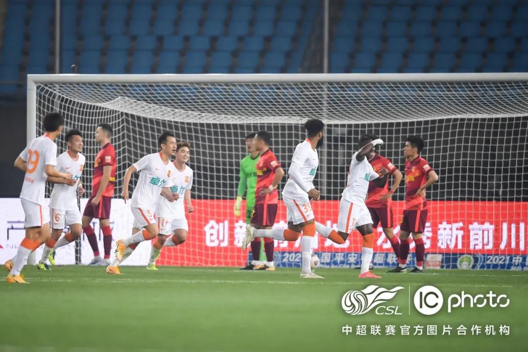 المشادة الكلامية بين بيريز وراموسحلقة جديدة في مسلسل الصراع بين رئيس ريال مدريد وقادة الفريق